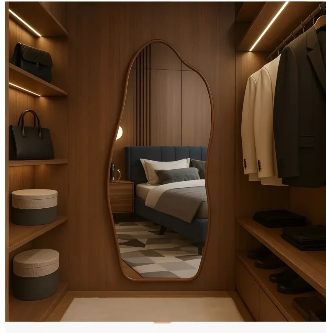 Espelho moderno de formato orgânico refletindo uma sala aconchegante com decoração minimalista.